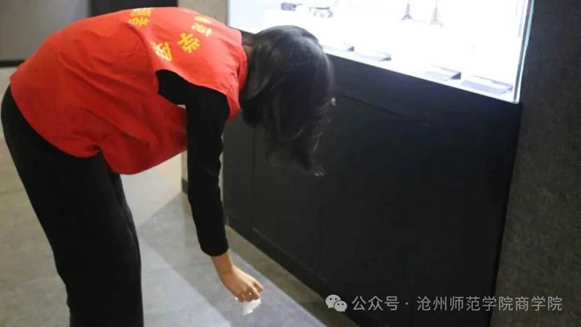 穿黑色衣服的人 AI 生成的内容可能不正确。