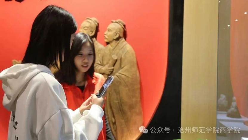 女人手上拿着冲浪板 AI 生成的内容可能不正确。