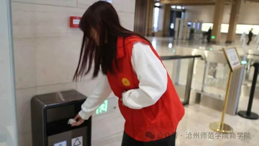 人站在厨房里 AI 生成的内容可能不正确。