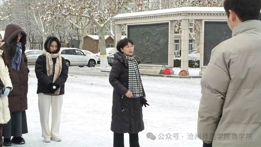 一些人站在雪地上 AI 生成的内容可能不正确。