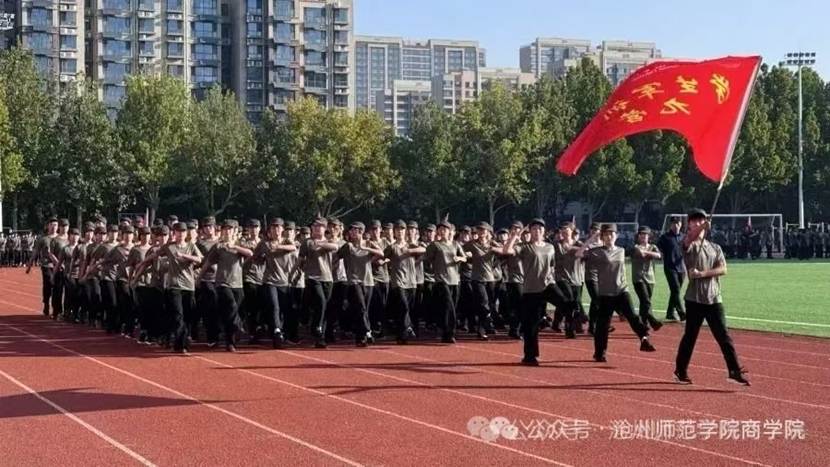 一群人在放风筝 AI 生成的内容可能不正确。