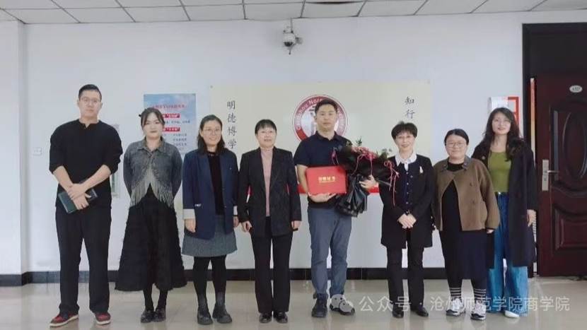 一群人站在一起 AI 生成的内容可能不正确。