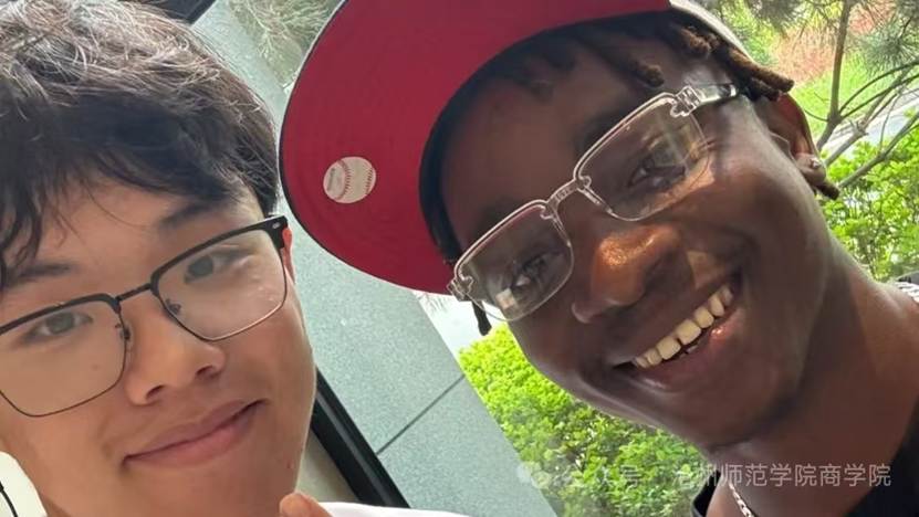 人戴着眼镜 AI 生成的内容可能不正确。