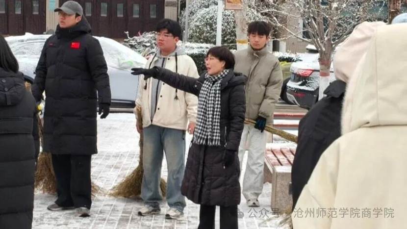 戴帽子的人在街道上 AI 生成的内容可能不正确。