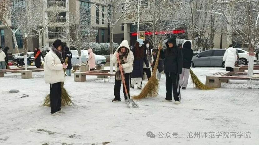 雪地上有一群人在街道上 AI 生成的内容可能不正确。