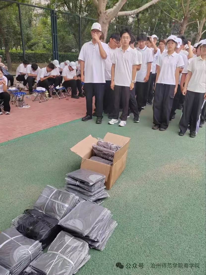 一群人站在草地上 AI 生成的内容可能不正确。