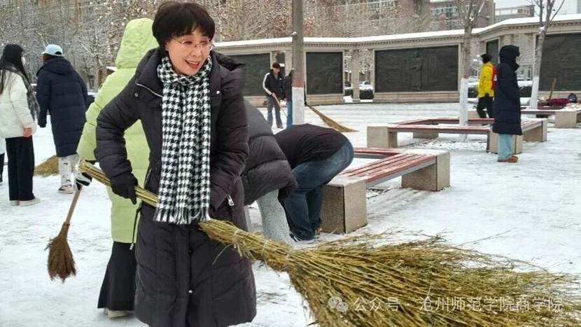 人站在雪地上 AI 生成的内容可能不正确。